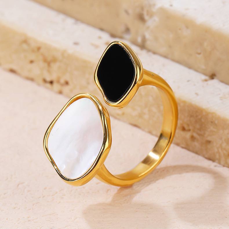 MARBLE B&W RING