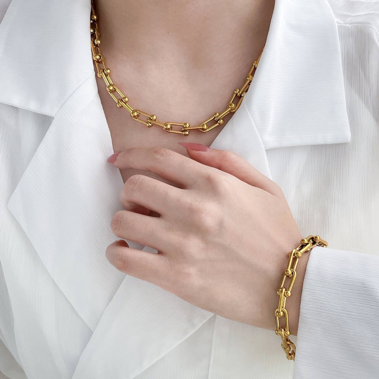 LOCKED NECKLACE