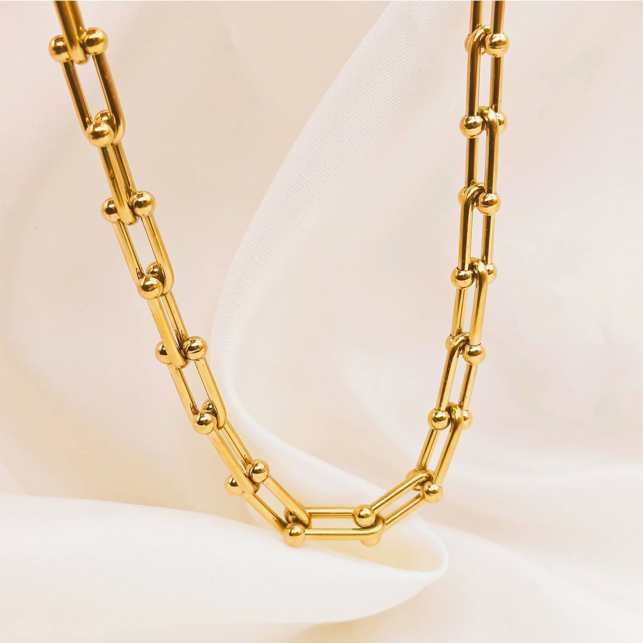 LOCKED NECKLACE