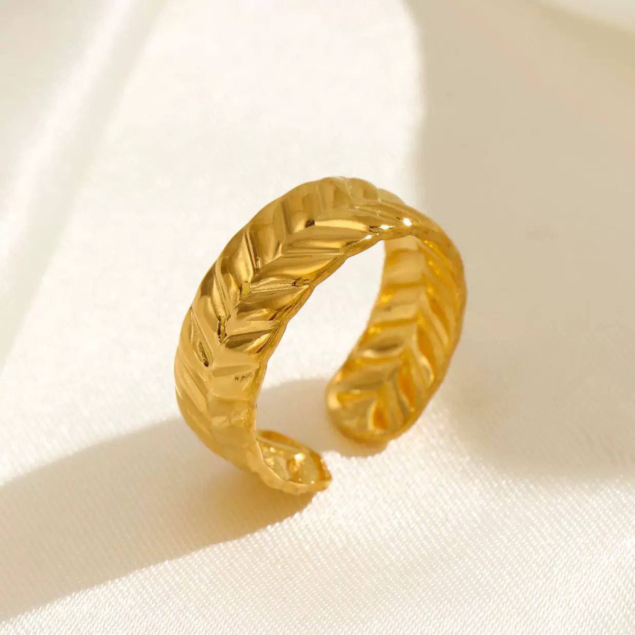 Waves Ring